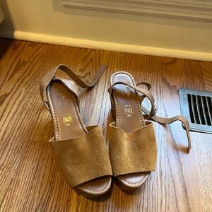 Seychelles Women’s Tan Seude/Leather Wedges, size 6.5